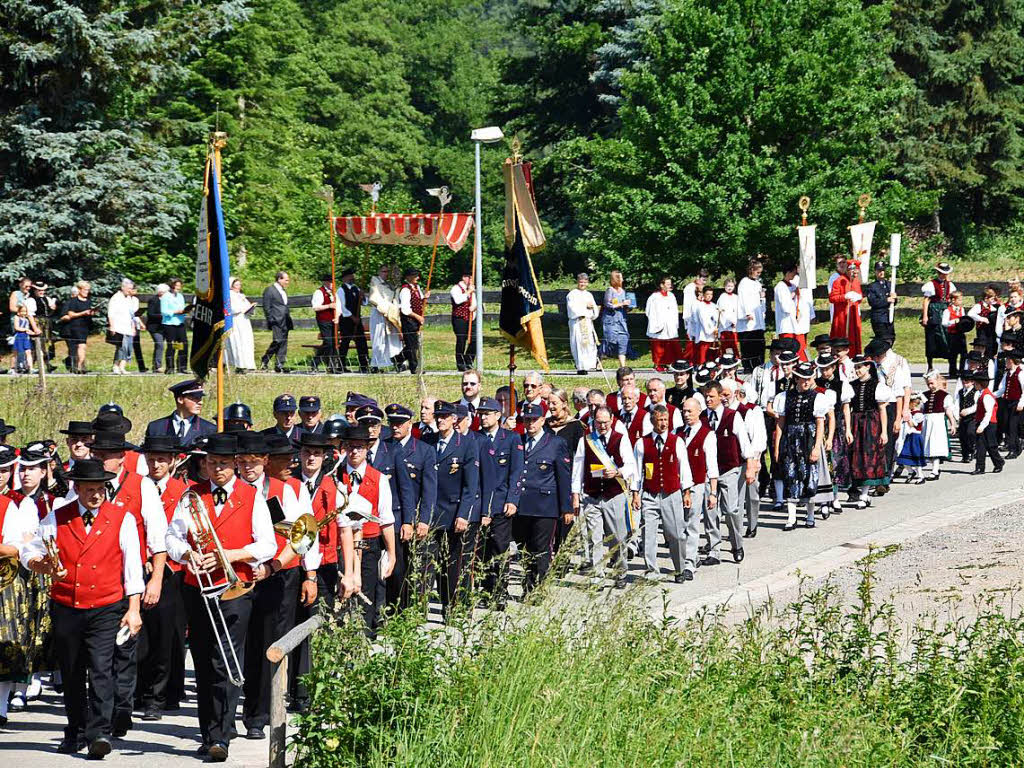 Die Gemeinde St. Peter im Schwarzwald feierte mit einer groen Prozession Fronleichnam. Auch die Vereine und Trachtentrgerinnen und Trger reihten sich ein.