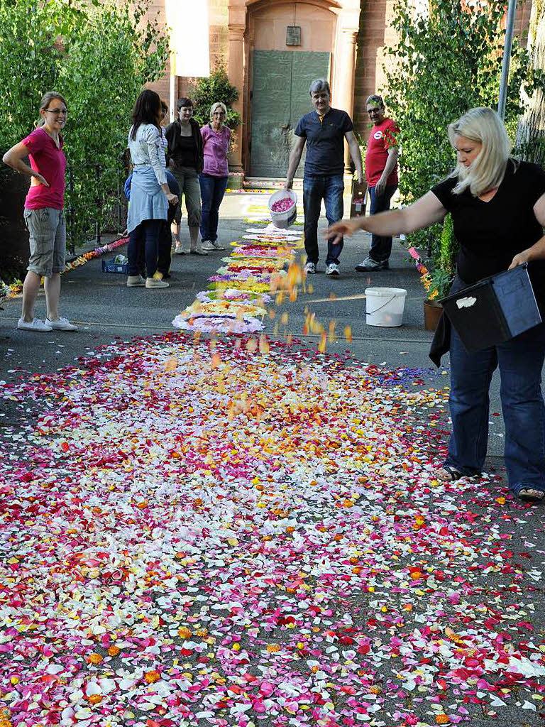 Vor der St. Josef-Kirche, dem Ziel der Fronleichnamsprozession in Denzlingen, werden die letzten Meter des Wegs frh morgens mit Blumen bestreut.