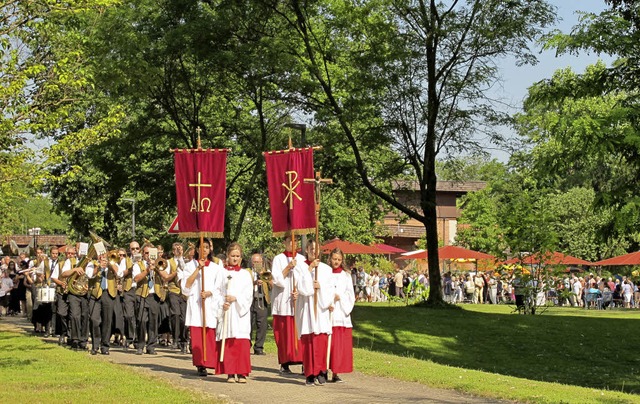 Der Fronleichnamsgottesdienst im Bad B...ozession zog mehr als 200 Glubige an.  | Foto: Jutta Schtz