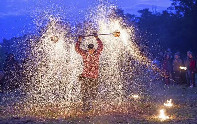 Die Zuschauer werden wieder von einer Feuershow begeistert werden.   | Foto: Volker Mnch