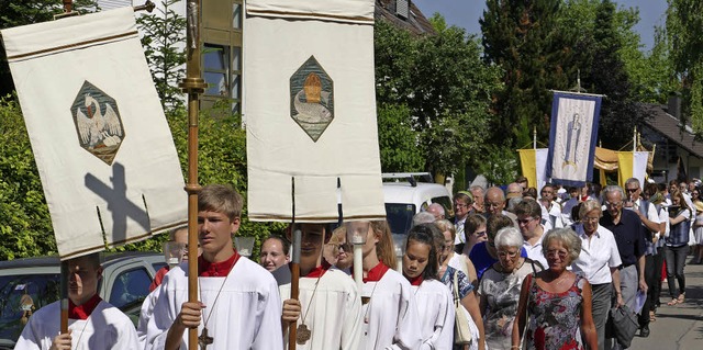 Mehrere Hundert Glubige schlossen sich dem Prozessionszug an.   | Foto: SENF