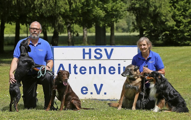 Uwe und Ursula Steinmetz mit den Hunden, Dino, Braunie, Eyco, Apanie   | Foto: Christoph Breithaupt