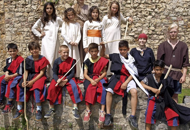 Beim SAK-Kinderferiencamp auf der Burg...itja Wilms und Irina Maisch (rechts).   | Foto: Paul Schleer