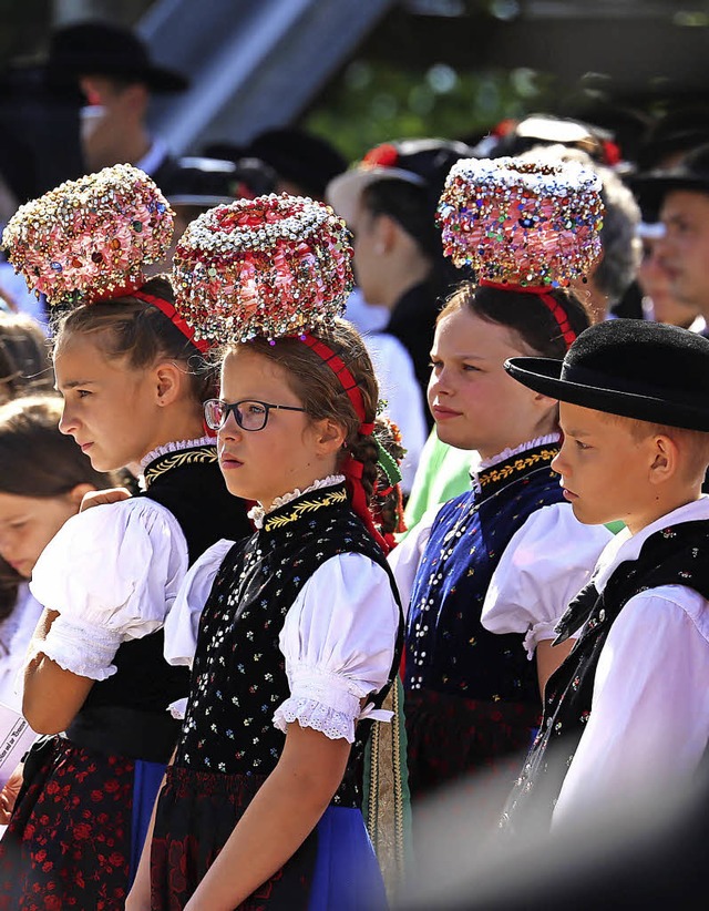 In Schwarzwlder Tracht gekleidet bete...n der Schwarzwaldhalle in St. Mrgen.   | Foto: Heinrich Fehrenbach