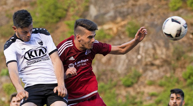 Der FC Tiengen (mit Bruno Di Palma, li... und die Schnauer dem Meister folgen.  | Foto: Markus Schchtele