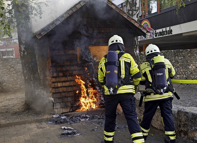 Vermutlich durch Brandstiftung  geriet...-Grundschule an Fronleichnam in Brand.  | Foto: Volker Mnch