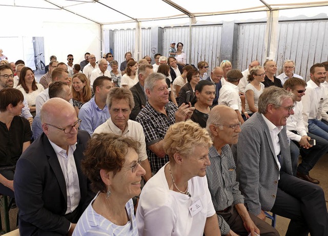 Feier im Festzelt zwischen den beiden ...ohnungen: Die Sanierung kann starten.   | Foto: Seller