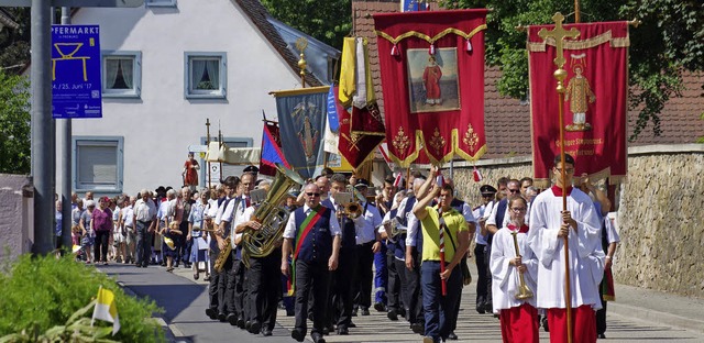 In einer feierlichen Prozession  zogen...rtlichen Vereinen durch Oberrimsingen.  | Foto: Manuela Schmitt