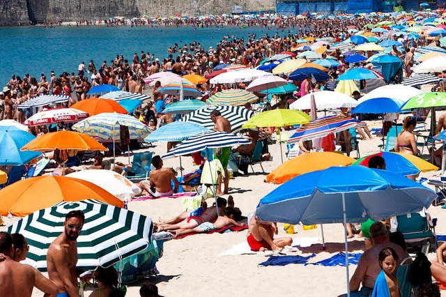 Whrend die Touristen  an Spaniens Bad...um mehr ein freies Pltzchen finden...  | Foto: dpa