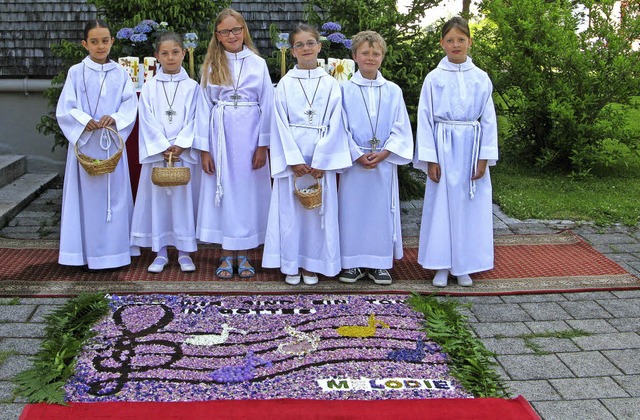Die Kommunionskinder in Bernau  hatten...em die Landfrauen eine Blumenteppich.   | Foto: U. Spiegelhalter, S. Pichler