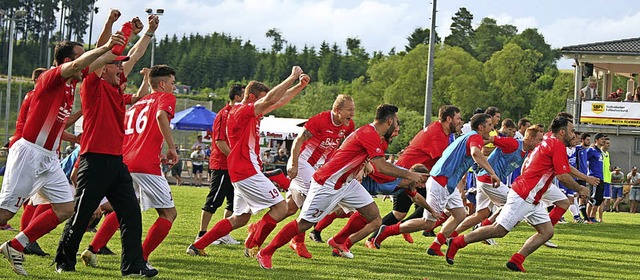 Die Spieler des SV Geisingen waren nac...en und feierten den Bezirkspokalsieg.   | Foto: Dieter Reinhardt