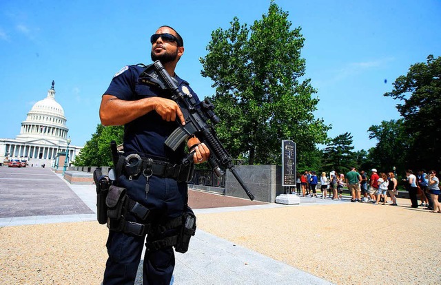 Ein Polizist  vor dem Kapitol in der US-Hauptstadt Washington   | Foto: dpa