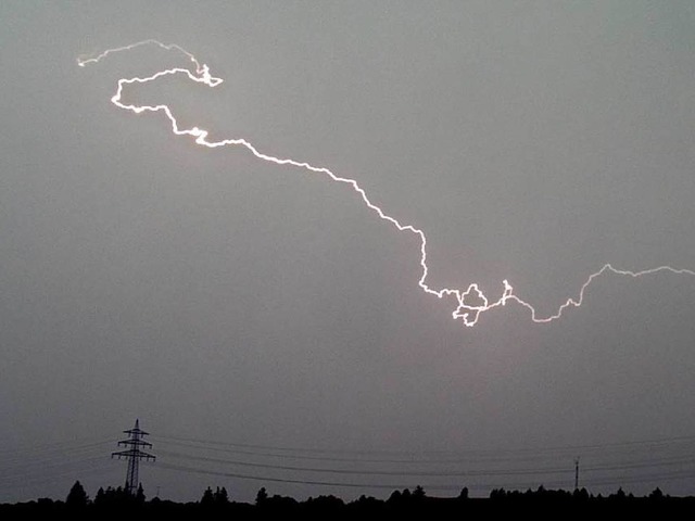 Ein Blitz erleuchtet am Donnerstag bei...n  bei einem Gewitter den Abendhimmel.  | Foto: dpa