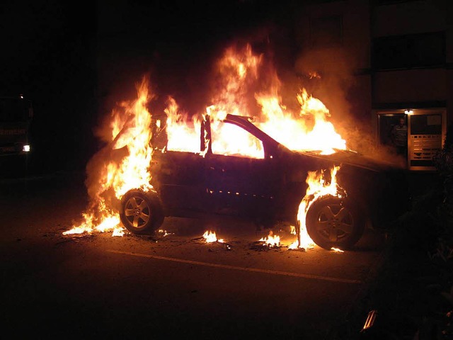 Zwei Autos haben in Lrrach gebrannt. ...ht von Brandstiftung aus (Symbolbild).  | Foto: bz