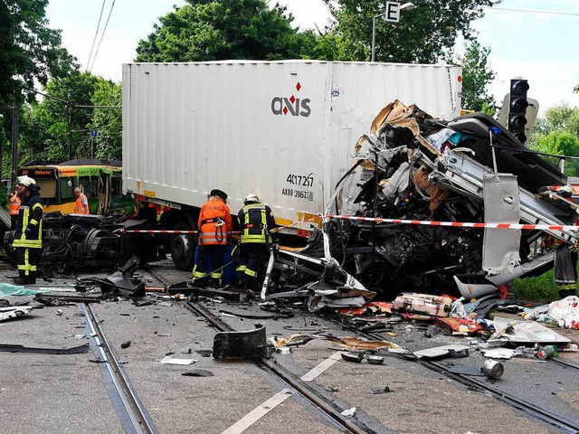 In Karlsruhe hat es einen Unfall zwischen einem Laster und einer Tram gegeben.  | Foto: dpa