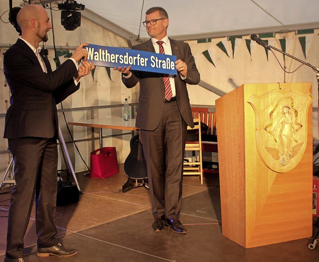 Brgermeister Michael Schlegel (rechts...stian Martin das symbolische Geschenk.  | Foto: Katharina Bchle