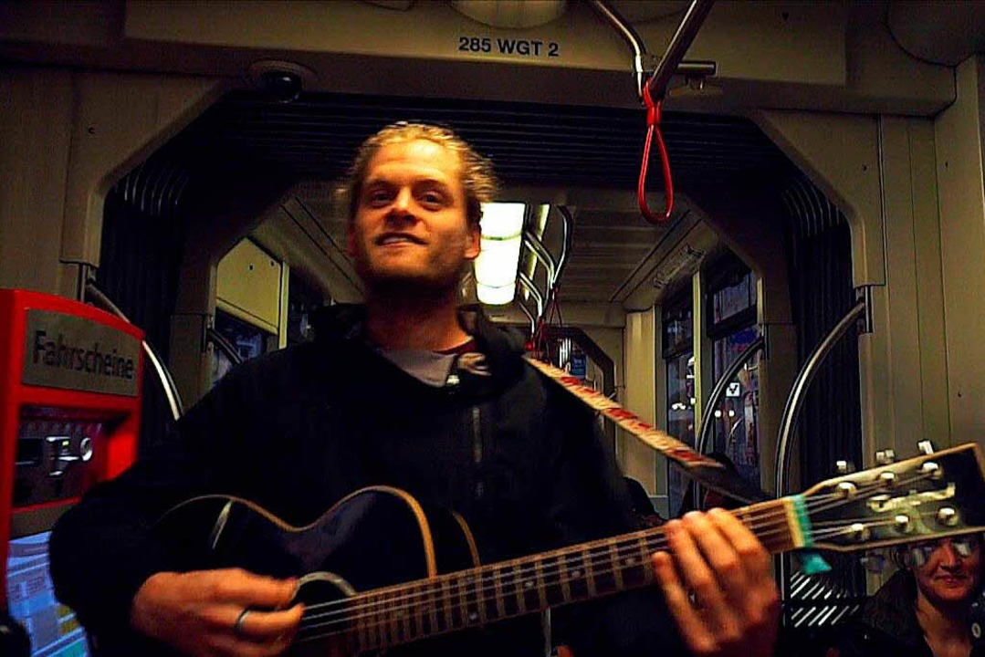 Erik Thoma singt sein Freiburg-Lied in der Tram 1 Richtung Landwasser.  | Foto: Screenshot
