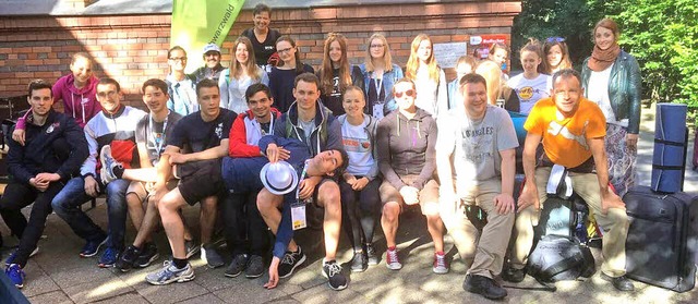 Das Lffinger Team vor der Unterkunft in einer Berliner Schule   | Foto: Otmar Heiler