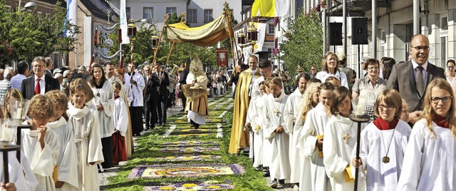 Nur der Priester mit dem Allerheiligst...tigen Hfinger Bltenteppich betreten.  | Foto:  Roland Sigwart