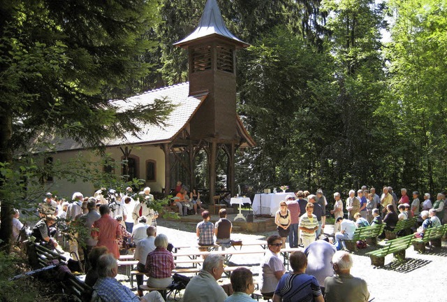 Das war die Eucharistiefeier auf  dem Platz vor der Kapelle im Jahr 2011.   | Foto: Alfons Vgele