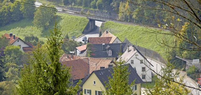 Der Straenverkehr der Bundesstrae B3...n Wohnhusern in Grimmelshofen vorbei.  | Foto: Dietmar Noeske