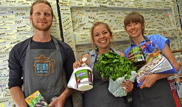 Daniel Schoon, Ina Peppersack  (Mitte)...sselkamp haben frs Kochen eingekauft.  | Foto: Barbara Ruda