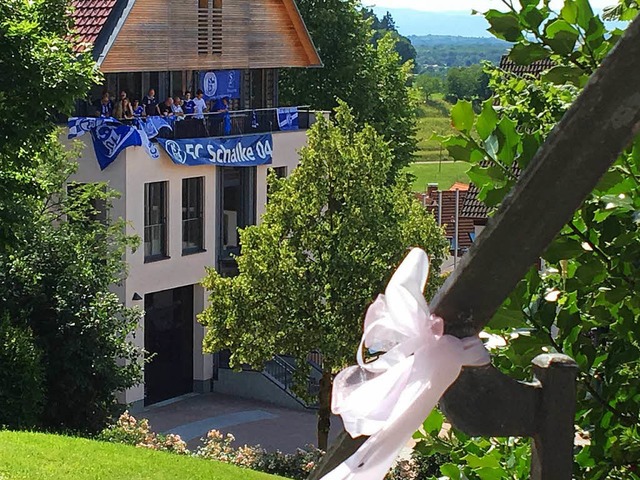 Der Schalke-Fanclub Elztalknappen bese...weiler und grte das Hochzeitspaar.    | Foto: Markus Zimmermann