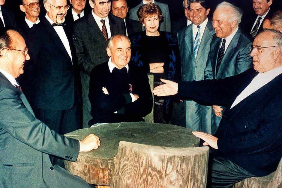 Helmut Kohl (r), der sowjetische Staatspräsident Michail Gorbatschow (M) und Bundesaußenminister Hans-Dietrich Genscher (l) unterhalten sich am 15.07.1990 in entspannter Atmosphäre. (Foto: dpa Pool) Helmut Kohl (r), der sowjetische Staatspräsident Michail Gorbatschow (M) und Bundesaußenminister Hans-Dietrich Genscher (l) unterhalten sich am 15.07.1990 in entspannter Atmosphäre. (Foto: dpa Pool)