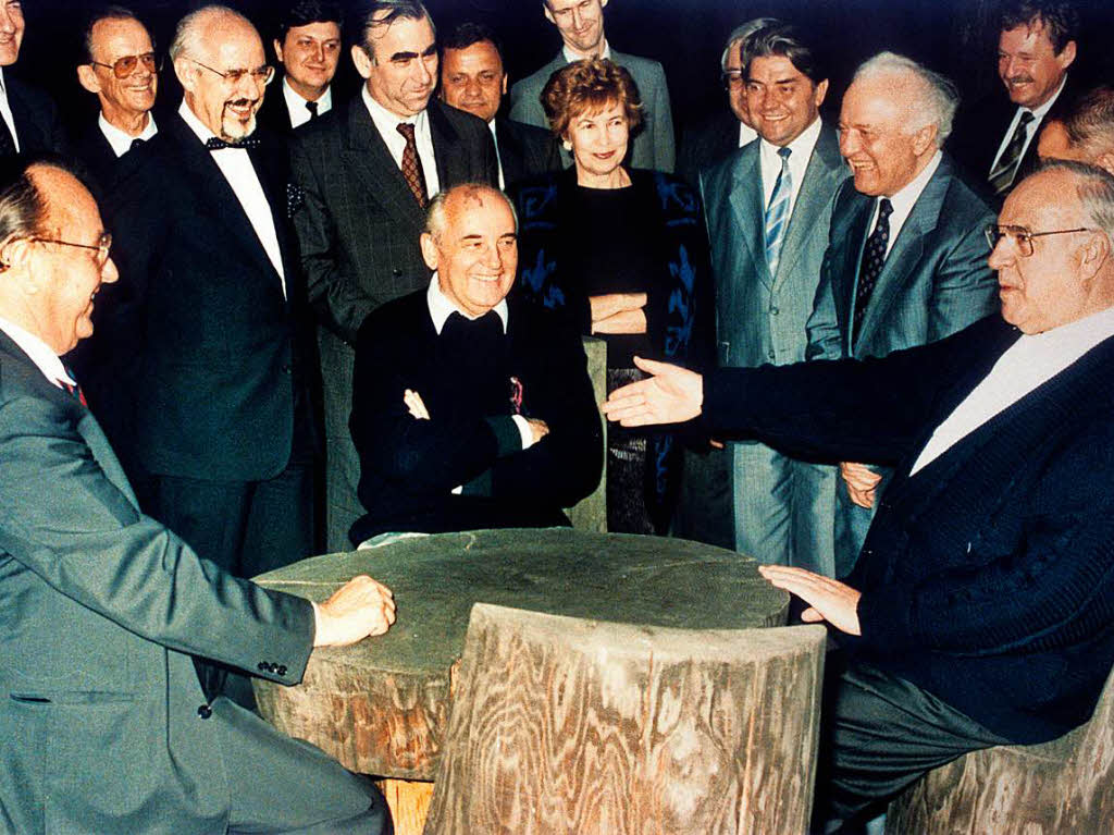 Helmut Kohl (r), der sowjetische Staatsprsident Michail Gorbatschow (M) und Bundesauenminister Hans-Dietrich Genscher (l) unterhalten sich am 15.07.1990 in entspannter Atmosphre.