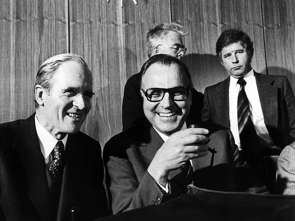 Helmut Kohl (mitte) mit CDU/CSU-Fraktionsfhrer Karl Carstens (links) in der Nacht als Willy Brandt vom Amt des Bundeskanzlers zurcktrat. (7. Mai 1974)