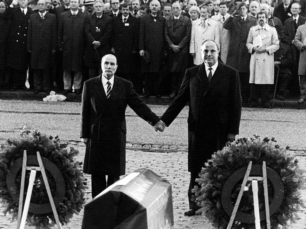 Der franzsische Staatsprsident Francois Mitterrand (l) und Bundeskanzler Helmut Kohl reichen sich am 22.9.1984 ber den Grbern von Verdun die Hand.