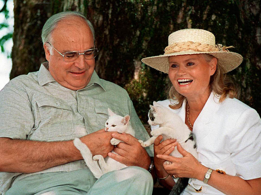Bundeskanzler Helmut Kohl und seine Frau Hannelore im Urlaub am Wolfgangsee in sterreich 1992 mit jungen Katzen.
