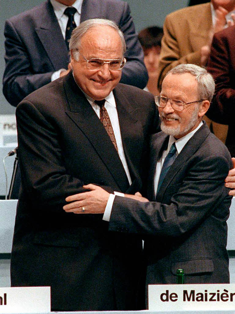 Bundeskanzler Helmut Kohl (l) und der Ministerprsident der DDR, Lothar de Maiziere, in freundschaftlicher Umarmung auf dem ersten gesamtdeutschen Parteitag der CDU in Hamburg am 1. Oktober 1990.