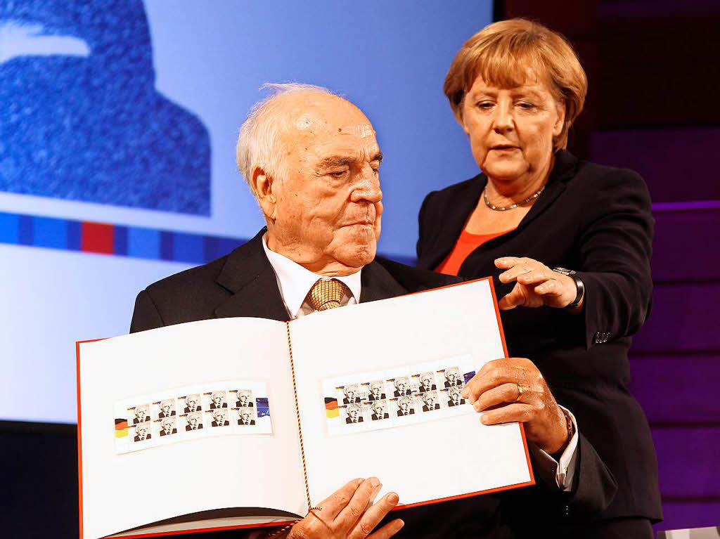 Kanzlerin Angela Merkel bergibt Altkanzler Kohl am 27. September 2012 seine Briefmarken im Deutschen Historischen Museum in Berlin.