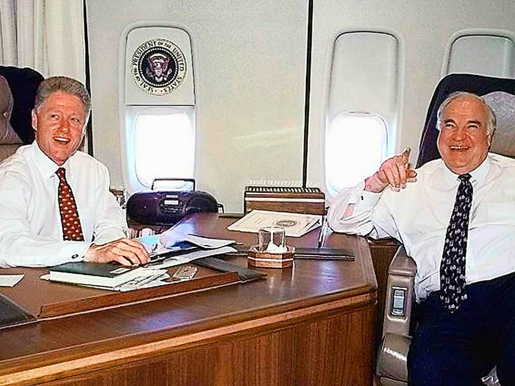Helmut Kohl und Ex- US-Prsident Bill Clinton am 14. Mai 1998 im amerikanischen Prsidentenflugzeug, der Air Force One.