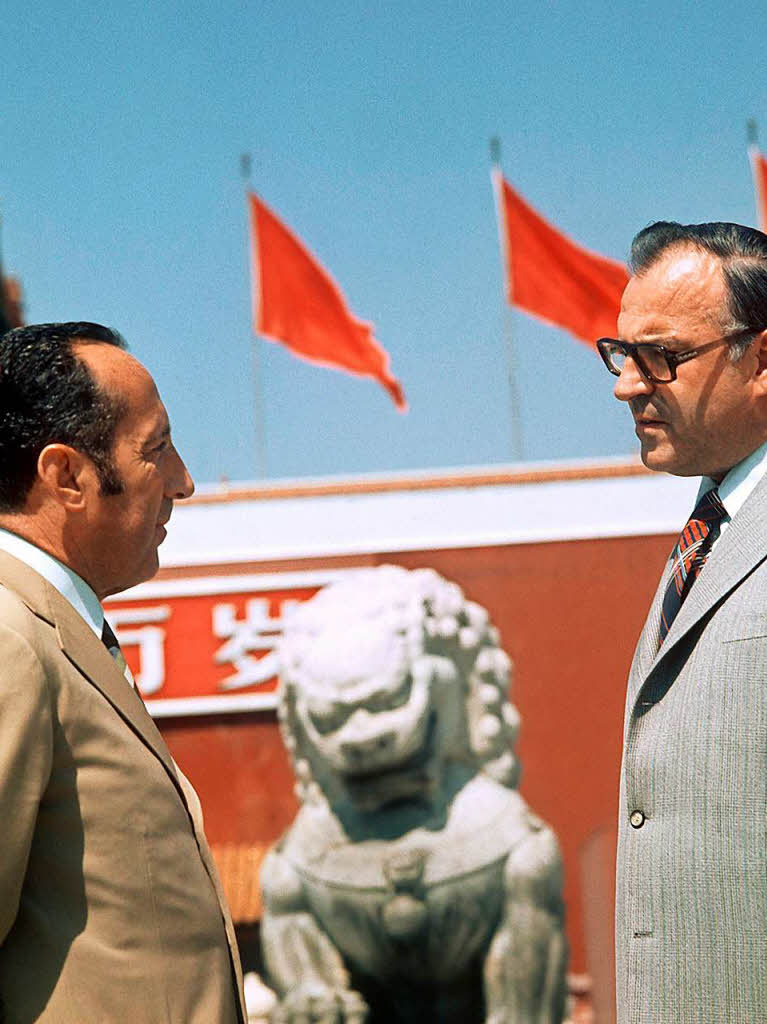 Der CDU-Parteivorsitzende und Ministerprsident von Rheinland-Pfalz, Helmut Kohl (r), wird von dem ZDF-Chefkorrespondenten Peter Scholl-Latour vor dem Tor des himmlischen Friedens in Peking befragt, aufgenommen im September 1974.