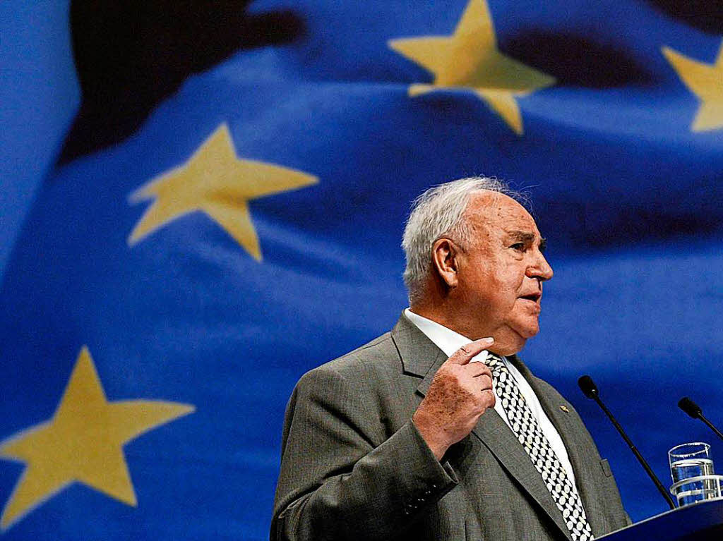 Beim Europa-Wahlkampfauftakt der CDU Deutschland in der Messehalle Saarbrcken spricht am 08.05.2004 der ehemalige Bundeskanzler Helmut Kohl.