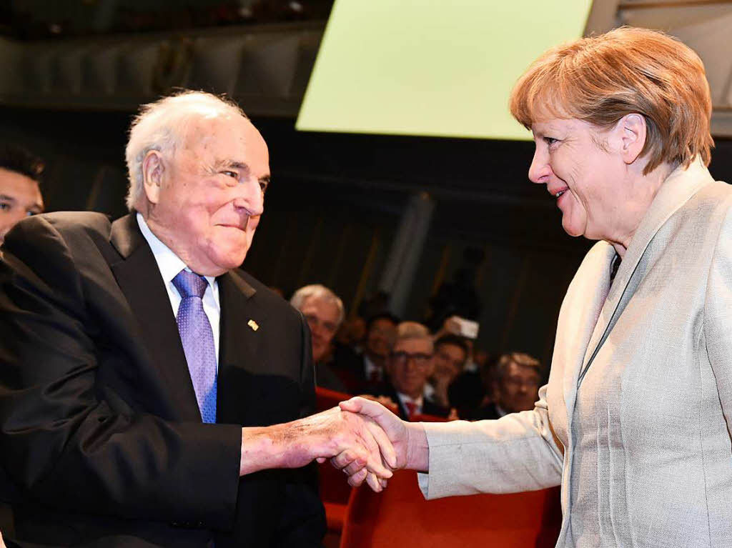 Bundeskanzlerin Angela Merkel (r, CDU) begrt am 23.04.2015 in Ludwigshafen (Rheinland-Pfalz) bei einer Feier zum 150-jhrigen Bestehen des weltgrten Chemiekonzerns BASF Ex-Bundeskanzler Helmut Kohl.
