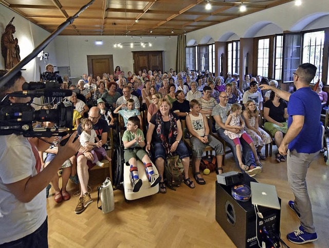 Keine Angst vor Misstnen:  Patrick Ba...m Musiksaal der Gemeinde St. Martin.    | Foto: Michael Bamberger