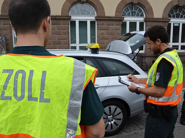 Beamte prfen Taxifahrer: Wird der Mindestlohn gezahlt?   | Foto: S. Hesser