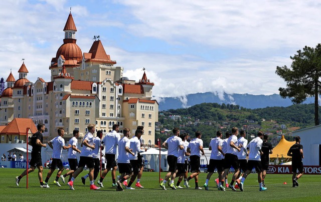 Training vor Disney-Land-Kulisse: die Nationalmannschaft in Sotschi   | Foto: dpa