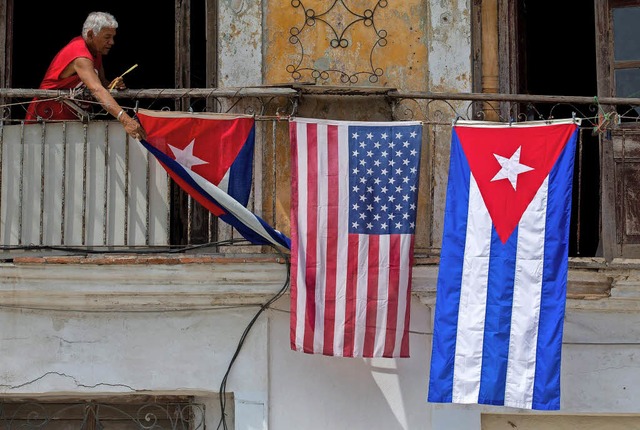 Auf diesem Balkon in Havanna hngen di...Kubas noch eintrchtig nebeneinander.   | Foto: dpa