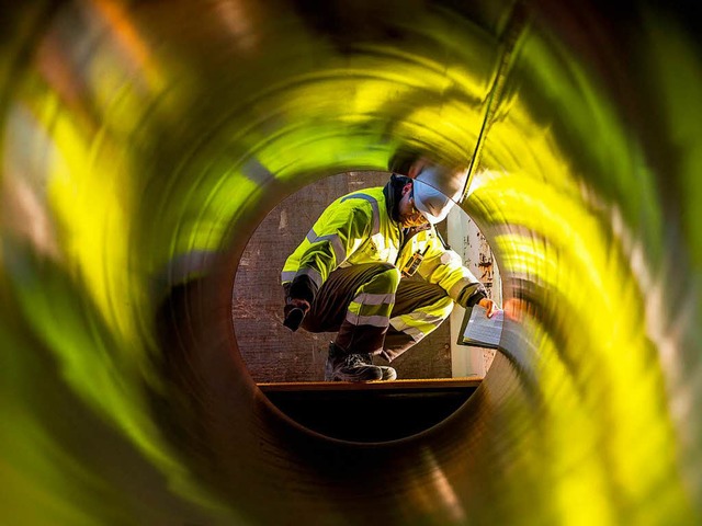Ein Arbeiter prft Rohre fr die Pipeline Nordstream 2.  | Foto: dpa