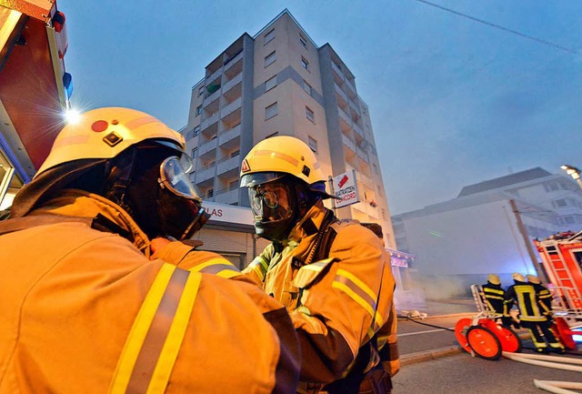 Der Kellerbrand im Hochhaus an der Zh...fr insgesamt rund 100 Feuerwehrleute.  | Foto: Michael Bamberger