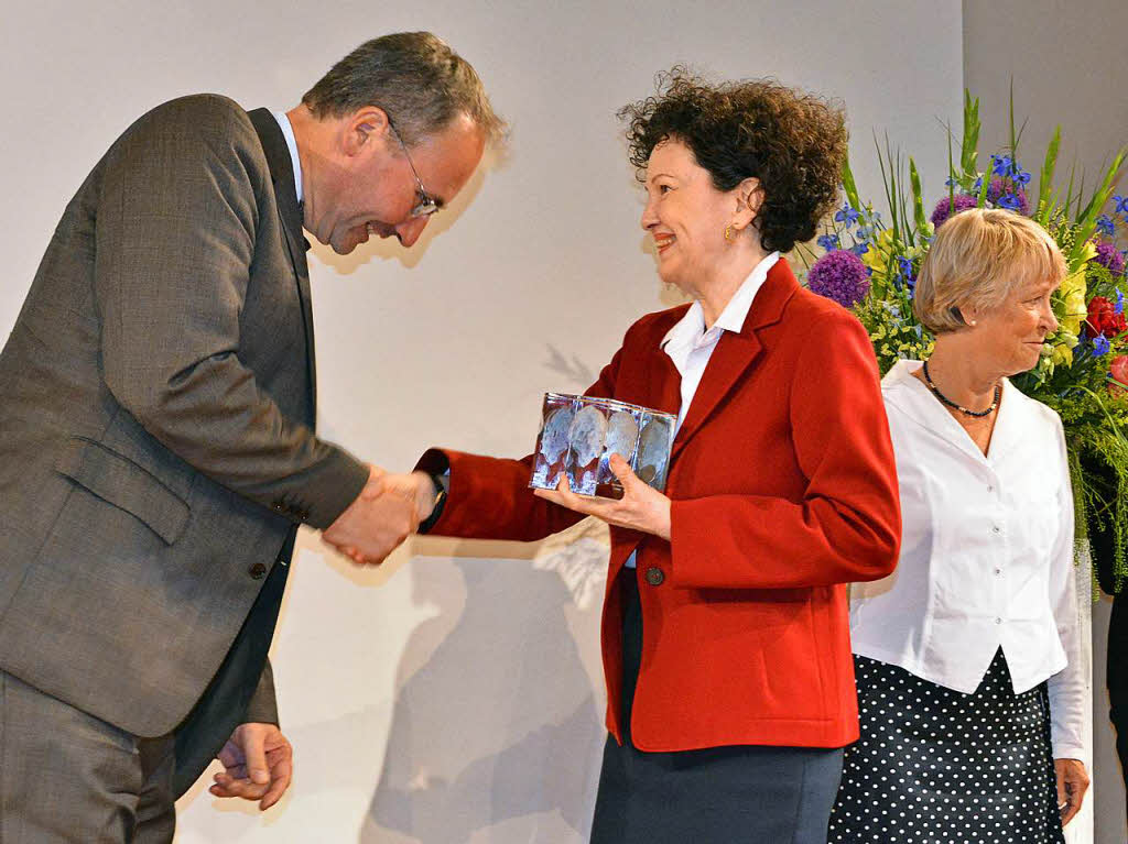Lady Christiane Dahrendorf gratuliert Marc Rath von der Magdeburger Volksstimme zum ersten Preis.