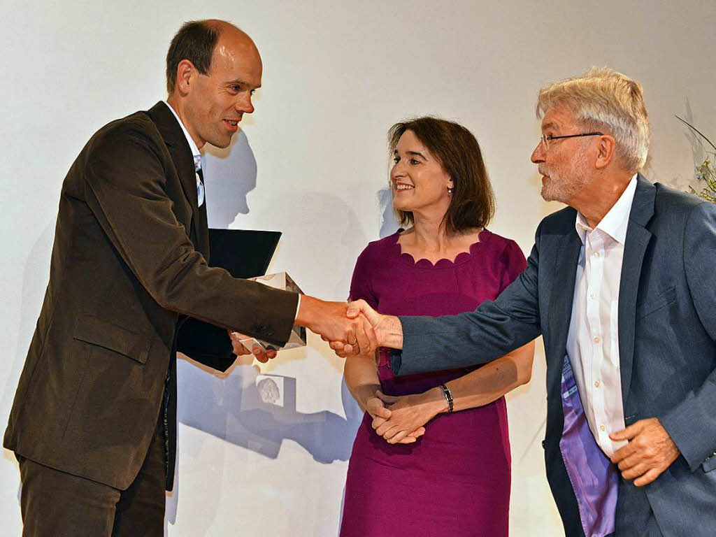 BZ-Herausgeber Thomas Hauser beglckwnscht Volker Boch von der Rhein-Zeitung, der den zweiten Preis erhlt.