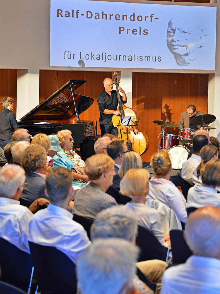 Preistrger, Jurymitglieder und viele Gste haben sich im Freiburger Konzerthaus bei der Verleihung des Dahrendorf-Preises 2017 versammelt.