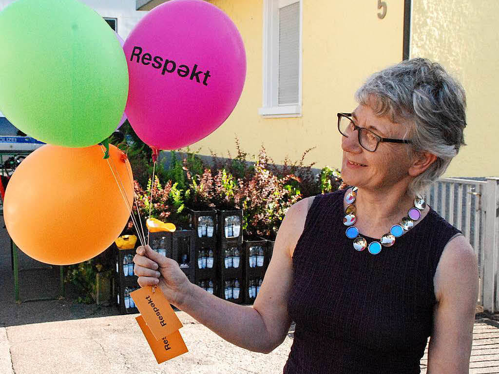 Knstlerin Ruth Loibl mit den von ihr entworfenen Luftballons. Sie sollen ein Symbol der Gemeinschaft und Vielfalt sein und stehen fr Respekt.