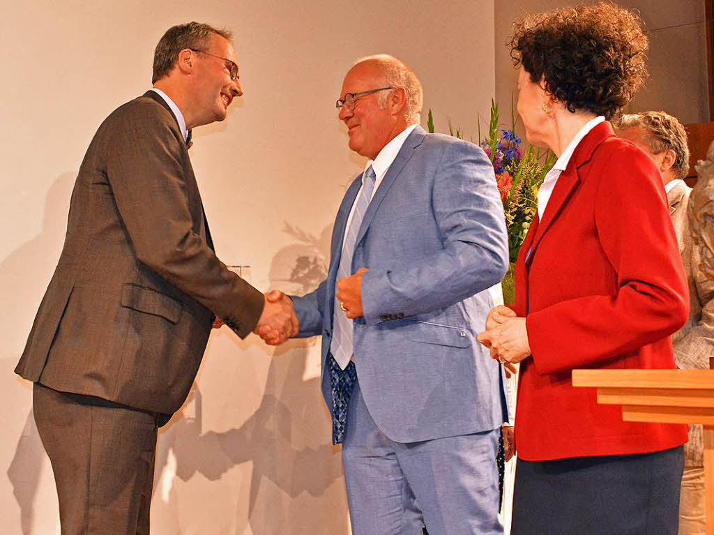 BZ-Verleger Wolfgang Poppen (Mitte) gratuliert Dahrendorf-Preistrger Marc Rath (links). Rechts: Lady Dahrendorf.