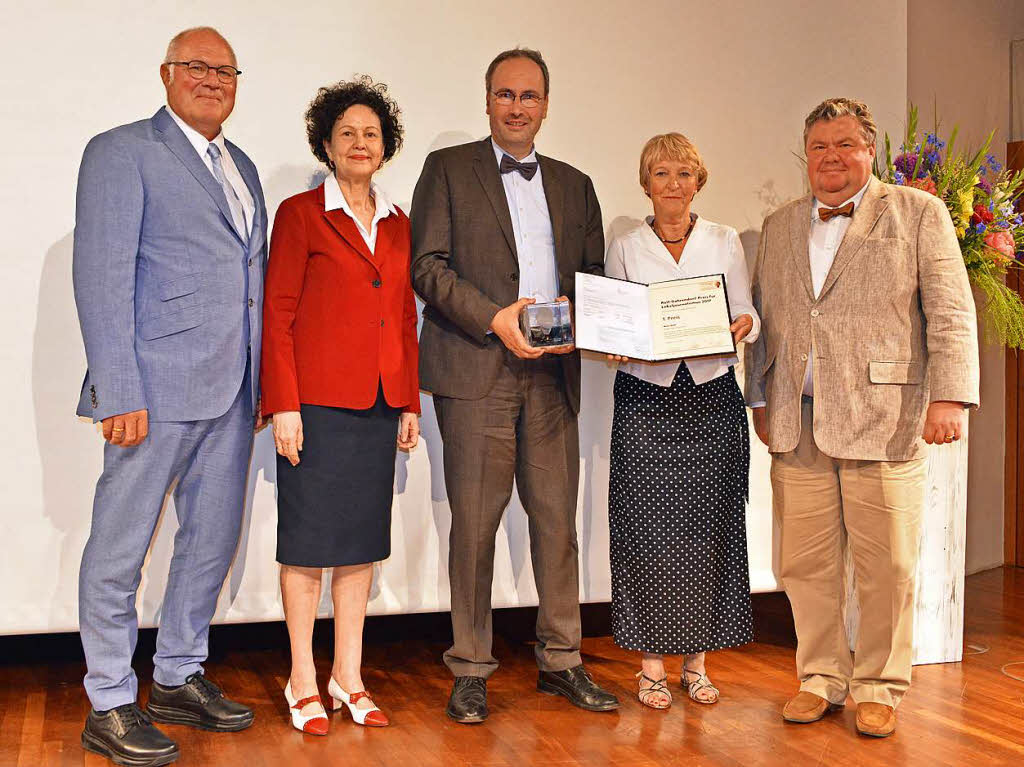 Preistrger, Jurymitglieder und viele Gste haben sich im Freiburger Konzerthaus bei der Verleihung des Dahrendorf-Preises 2017 versammelt.